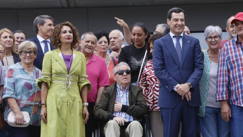 El presidente de la Junta de Andalucía, Juanma Moreno, preside el acto de entrega de llaves de la segunda fase de los alojamientos Sama Naharro para mayores, con la asistencia de la vicepresidenta del Gobierno, María Jesús Montero. | MADERO CUBERO/EUROPA PRESS ep el presidente de la junta de andalucia juanma moreno preside el acto de entrega de llaves de la