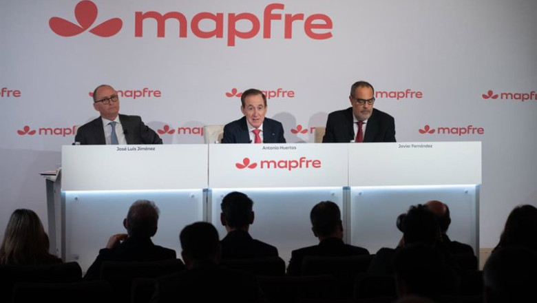 El presidente de Mapfre, Antonio Huertas (C), el director general financiero (CFO) de Mapfre, José Luis Jiménez (I), y el director corporativo de comunicación de Mapfre, Javier Fernández González (d), en imagen de archivo. | Fernando Sánchez - Europa Press ep el presidente de mapfre antonio huertas c el director general financiero cfo de mapfre jose luis