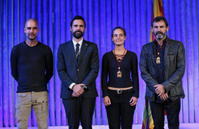 ep el presidente del parlament roger torrent entrega la medalla dhonor a la capitana del sea watch 3