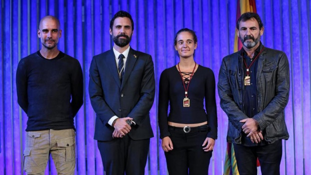 ep el presidente del parlament roger torrent entrega la medalla dhonor a la capitana del sea watch 3