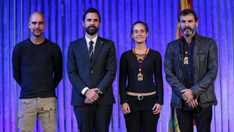 ep el presidente del parlament roger torrent entrega la medalla dhonor a la capitana del sea watch 3