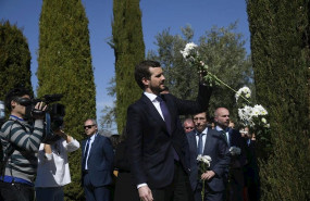 ep el presidente del pp pablo casado coloca un ramo de flores blancas entre los cipreses del bosque
