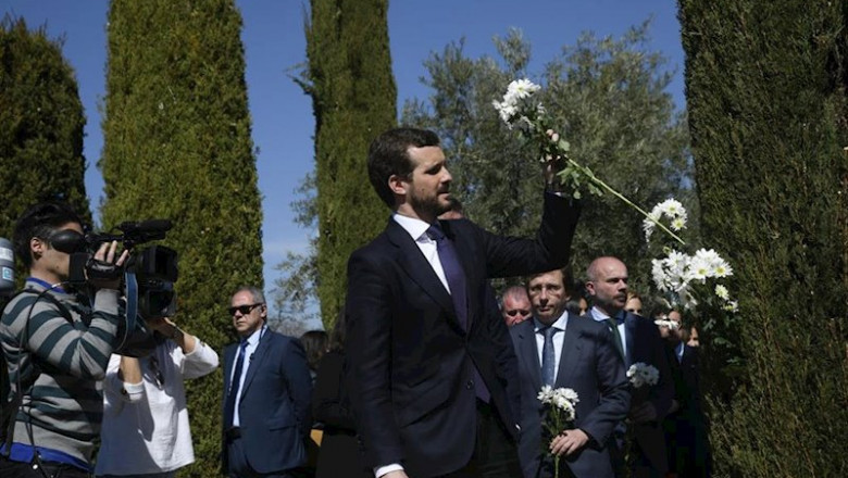 El presidente del PP, Pablo Casado, coloca un ramo de flores blancas entre los cipreses del Bosque del Recuerdo, tras el acto de homenaje a las víctimas del atentado terrorista del 11-M en el Parque del Retiro, en Madrid (España) a 11 de marzo de 2020. | Óscar Cañas - Europa Press ep el presidente del pp pablo casado coloca un ramo de flores blancas entre los cipreses del bosque