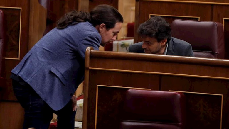 El vicepresidente tercero del Gobierno, Pablo Iglesias, conversa con el presidente del grupo parlamentario de Unidas Podemos-En Comú-Galicia en Común, Jaume Asens | Pool ep el vicepresidente tercero del gobierno pablo iglesias conversa con el presidente del grupo