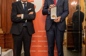 ep entrega de la gran cruz al merito en el servicio de la economia 2021 a pablo hernandez de cos