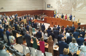 ep hemiciclo de la asamblea durante la interpretacion del himno de extremadura
