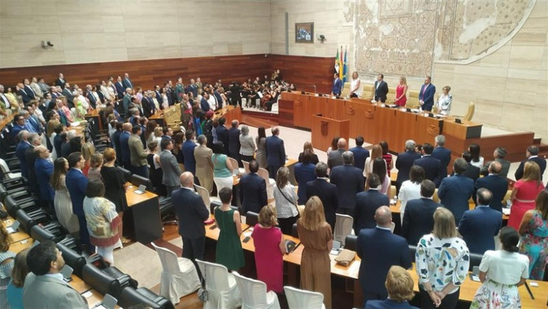 Hemiciclo de la Asamblea durante la interpretación del himno de Extremadura | EUROPA PRESS ep hemiciclo de la asamblea durante la interpretacion del himno de extremadura