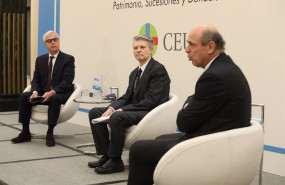 ep i d los catedraticos juan zornoza y cesar garcia escuchan la intervencion del director general de