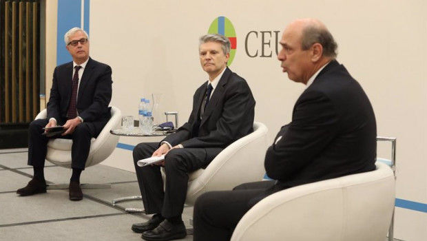 ep i d los catedraticos juan zornoza y cesar garcia escuchan la intervencion del director general de