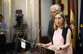 ep i-d secretario tercerola vicepresidenta terceracongresolos diputados adolfo suarez illanaana pastor ofrecen declaracioneslos medioscomunicacionuna reunionla mesa
