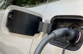 ep imagen de un vehiculo electrico cargando