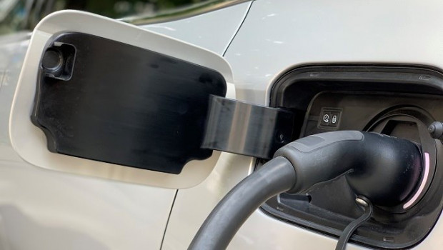 ep imagen de un vehiculo electrico cargando