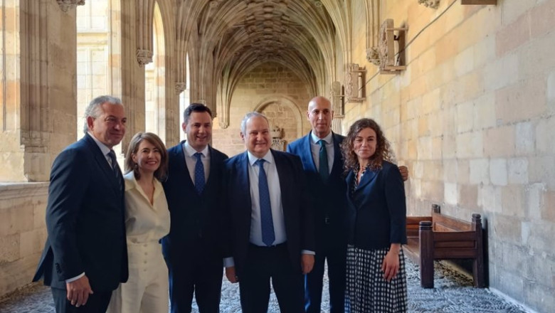 Jordi Hereu, en el centro, junto al alcalde de León y el delegado del Gobierno, en su visita al parador de San Marcos. | EUROPA PRESS ep jordi hereu en el centro junto al alcalde de leon y el delegado del gobierno en su visita al