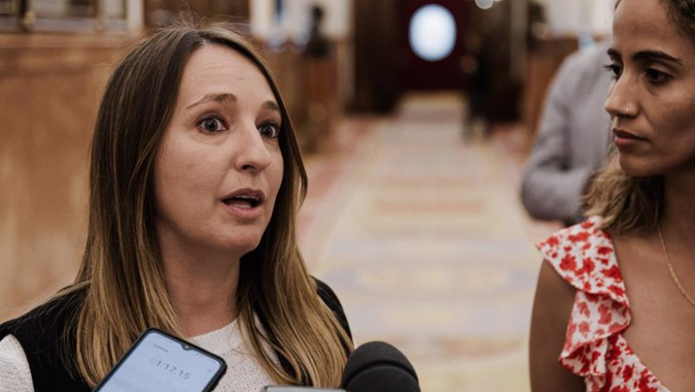 ep la diputada de erc etna estrems i y la diputada de sumar tesh sidi d atienden a los medios a su ep la diputada de erc etna estrems i y la diputada de sumar tesh sidi d atienden a los medios a su
