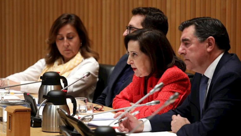 La ministra de Defensa Margarita Robles en la Comisión de Defensa del Congreso junto al presidente de la Comisión, José Antonio Bermúdez de Castro | Óscar Cañas - Europa Press ep la ministra de defensa margarita robles en la comision de defensa del congreso junto al