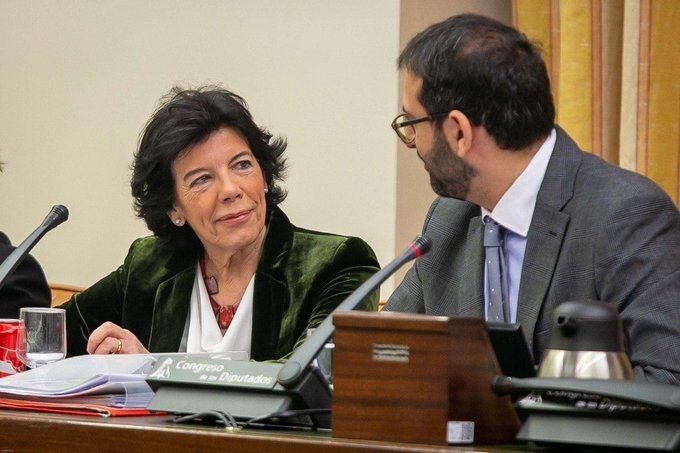 ep la ministra de educacion isabel celaa habla con el presidente de la comision parlamentaria