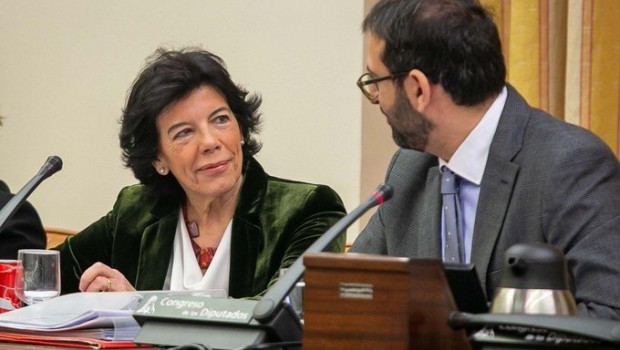 ep la ministra de educacion isabel celaa habla con el presidente de la comision parlamentaria