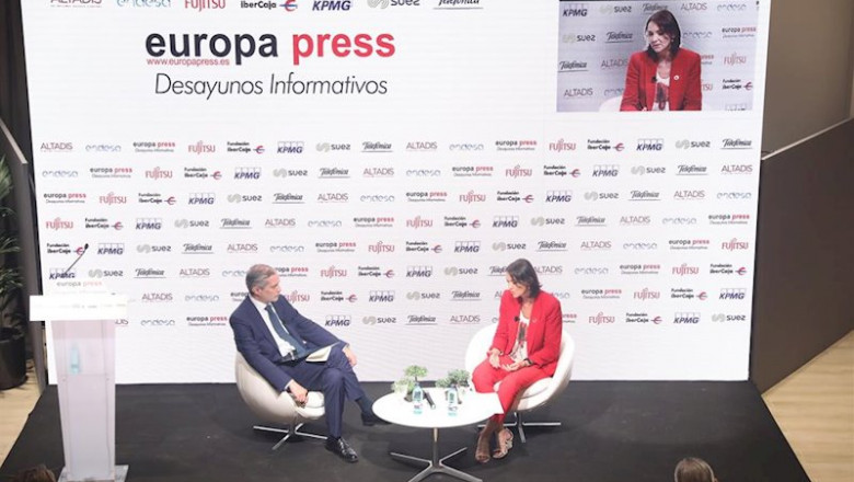 ep la ministra de industria comercio y turismo reyes maroto en una entrevista con el director de