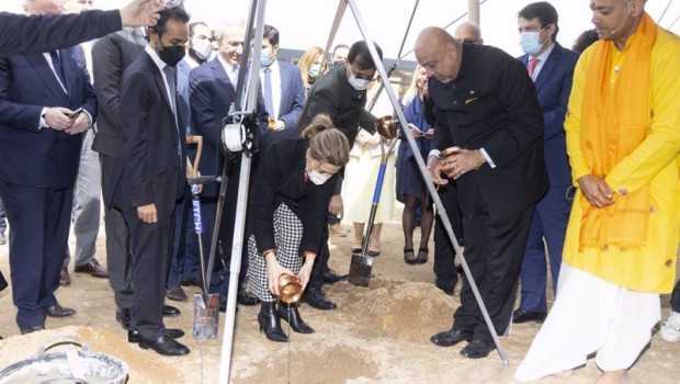 ep la ministra de transporte raquel sanchez participa en la puesta de la primera piedra de la planta
