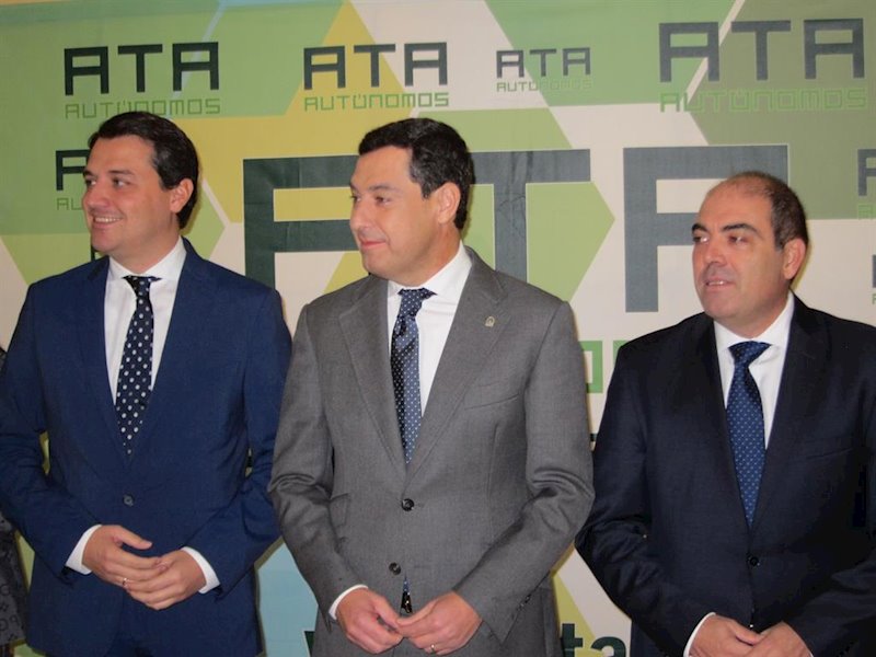 ep lorenzo amor dcha junto a juanma moreno centro y el alcalde de cordoba jose maria bellido izda