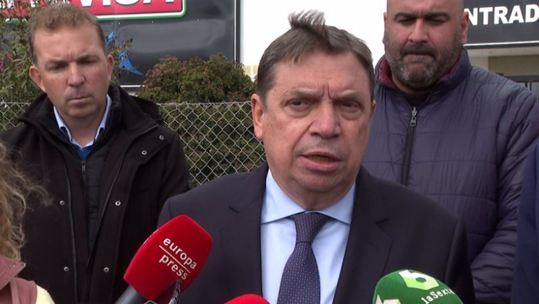 ep luis planas atiende a los periodistas ep luis planas atiende a los periodistas