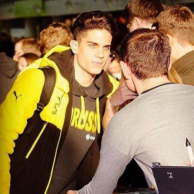 Marc Bartra con seguidores del Borussia Dortmund | TWITTER ep marc bartraseguidoresborussia dortmund