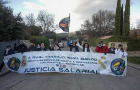 ep miembros de la asociacion jusapol sostienen una pancarta en la que se lee a igual trabajo igual