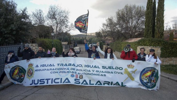 ep miembros de la asociacion jusapol sostienen una pancarta en la que se lee a igual trabajo igual