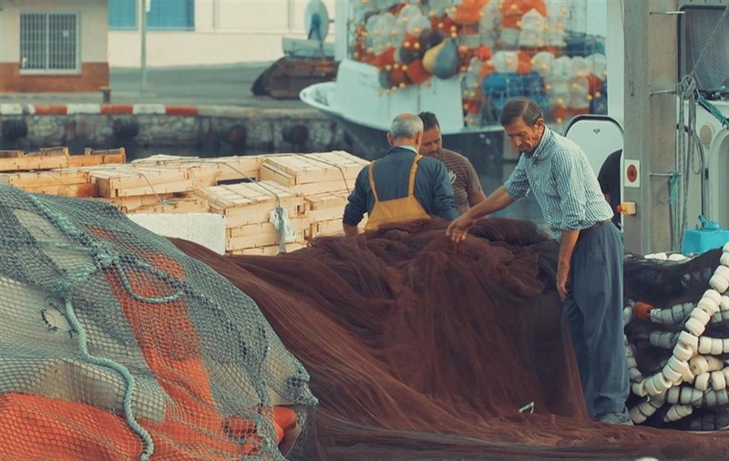 ep pescadores colocan las redes despues de salir a faenar