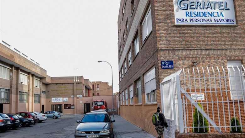 Puerta y fachada de la Residencia Geriatel Aluche dond la Unidad Militar de Emergencias (UME) llevarán a cabo labores de desinfección para evitar la expansión del coronavirus en los centros de mayores. | Jesús Hellín - Europa Press ep puerta y fachada de la residencia geriatel aluche dond la unidad militar de emergencias ume