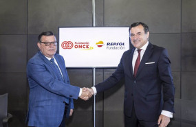 ep saludo entre el vicepresidente de fundacion repsol antonio calada y el director general de