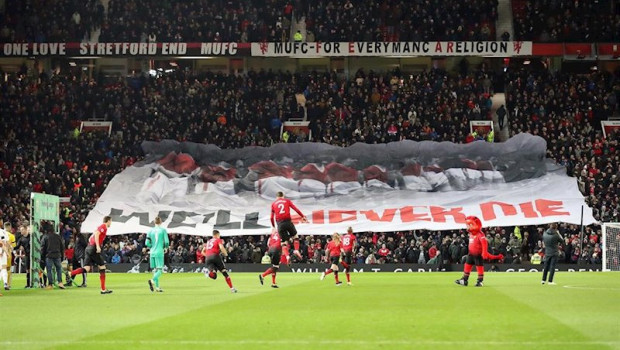 ep seguidores del manchester united en un partido en old trafford