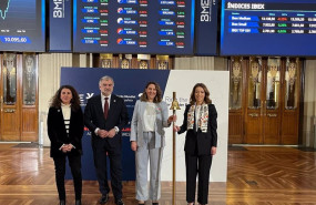ep toque de campana honorifico por el 8m de izquierda a derecha beatriz alonso majagranzas y javier