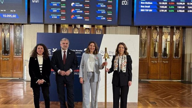 ep toque de campana honorifico por el 8m de izquierda a derecha beatriz alonso majagranzas y javier