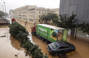 ep un camion y un coche flotan en el agua tras el paso de la dana por el barrio de la torre de