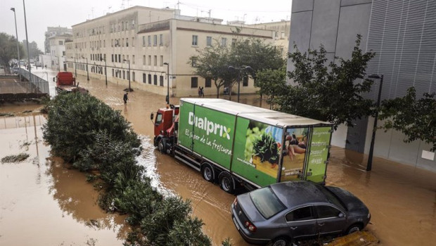 ep un camion y un coche flotan en el agua tras el paso de la dana por el barrio de la torre de
