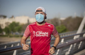 ep un corredor con mascarilla en el primer dia en que el gobierno permite salir a hacer deporte de