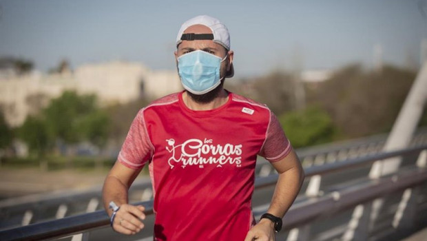 ep un corredor con mascarilla en el primer dia en que el gobierno permite salir a hacer deporte de