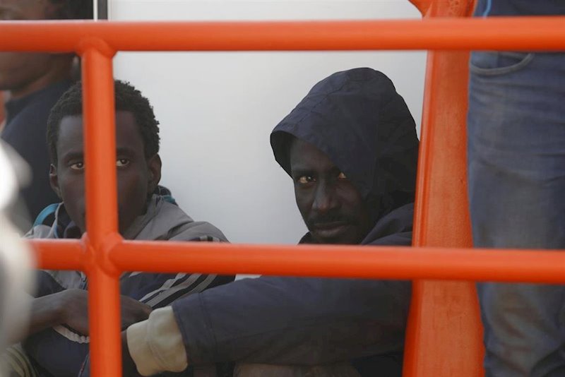 ep un migrante rescatado por salvamento maritimo en una imagen de archivo