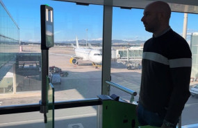 ep un pasajero utiliza el sistema de reconocimiento facial voluntario de vueling
