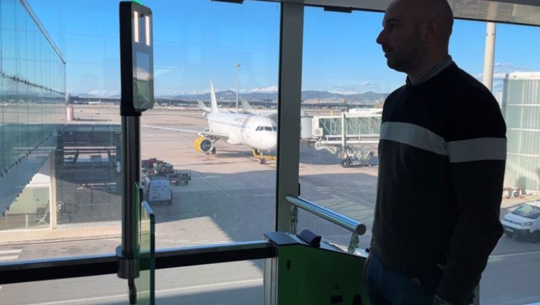 Un pasajero utiliza el sistema de reconocimiento facial voluntario de Vueling | VUELING ep un pasajero utiliza el sistema de reconocimiento facial voluntario de vueling