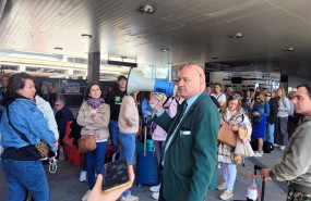 ep un supervisor de adif informa con un megafono en chamartin durante el apagon