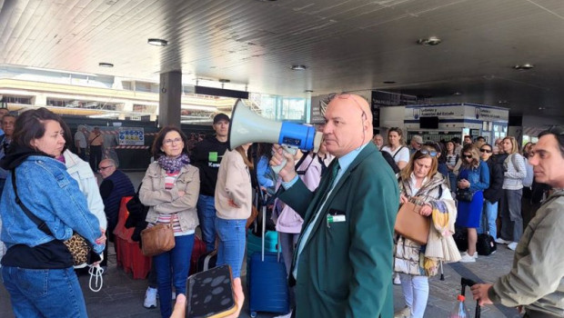 ep un supervisor de adif informa con un megafono en chamartin durante el apagon ep un supervisor de adif informa con un megafono en chamartin durante el apagon