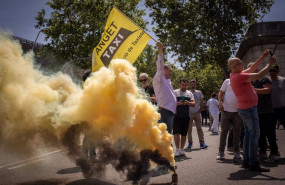 ep un taxista prende un bote de humo en la protesta a las puertas del parc de la ciutadella