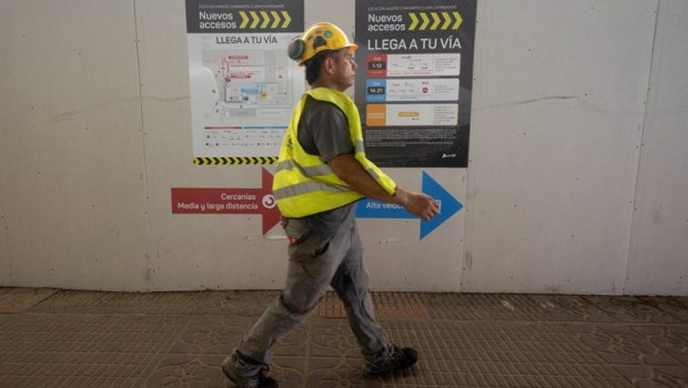 ep un trabajador camina por una de las instalaciones de la estacion de chamartin a 16 de julio de