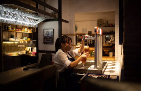 ep una camarera sirve una cerveza en el interior de un bar de barcelona