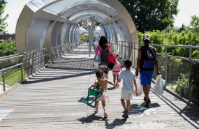 ep una familia una parejatres ninos se dirigecruzartunelmadrid riorefrescarselas altas temperaturas