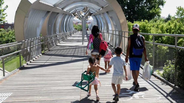 ep una familia una parejatres ninos se dirigecruzartunelmadrid riorefrescarselas altas temperaturas