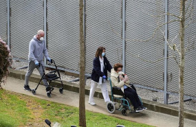 ep una profesional sanitaria con pacientes del hospital universitario marques de valdecilla