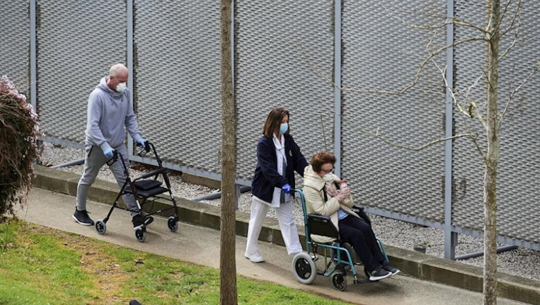 Una profesional sanitaria con pacientes del Hospital Universitario Marqués de Valdecilla | Juan Manuel Serrano Arce - Europa Press ep una profesional sanitaria con pacientes del hospital universitario marques de valdecilla